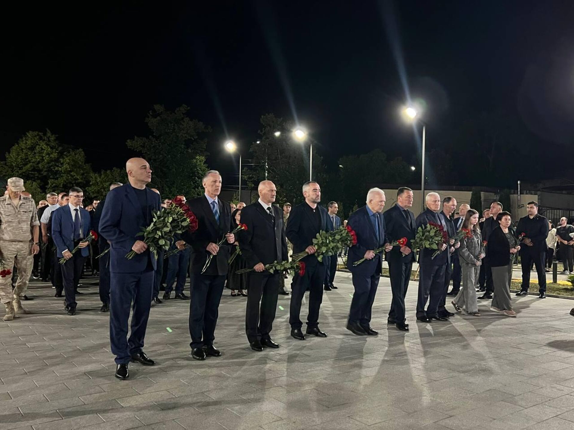 Церемония возложения цветов и венков у мемориального комплекса Защитникам Южной Осетии Церемония возложения цветов и венков у мемориального комплекса Защитникам Южной Осетии - Sputnik Хуссар Ирыстон, 1920, 08.08.2025