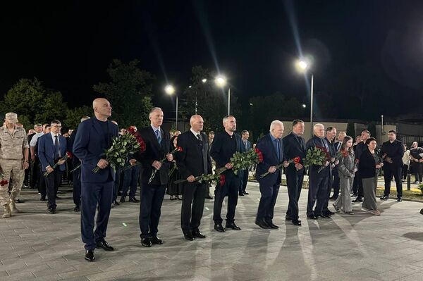 Церемония возложения цветов и венков у мемориального комплекса Защитникам Южной Осетии  - Sputnik Южная Осетия