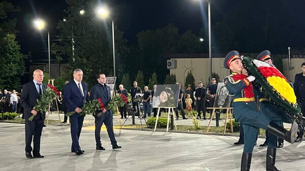 Церемония возложения цветов и венков у мемориального комплекса Защитникам Южной Осетии  - Sputnik Южная Осетия