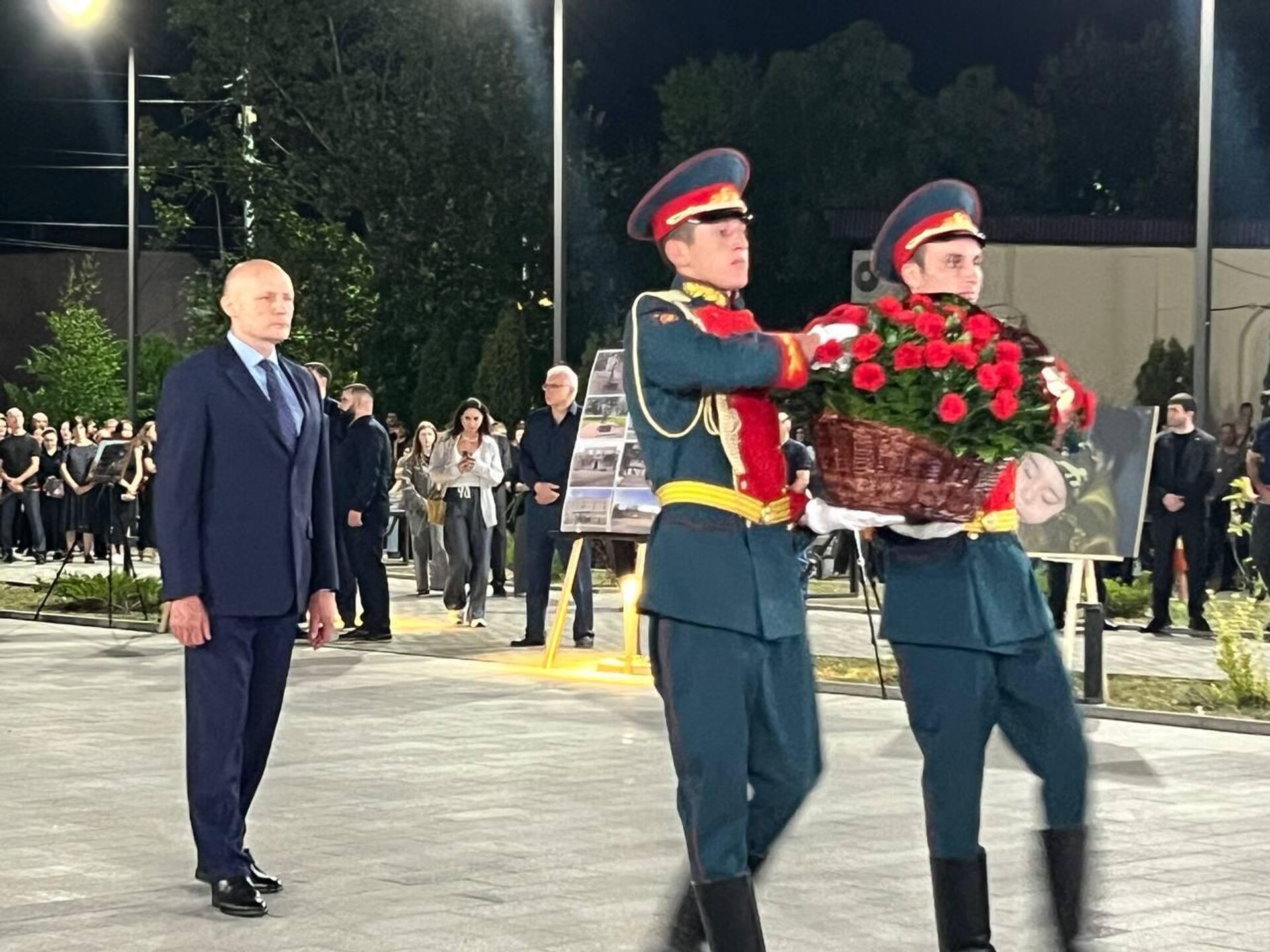Церемония возложения цветов и венков у мемориального комплекса Защитникам Южной Осетии Церемония возложения цветов и венков у мемориального комплекса Защитникам Южной Осетии - Sputnik Хуссар Ирыстон, 1920, 08.08.2025