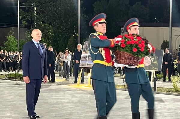 Церемония возложения цветов и венков у мемориального комплекса Защитникам Южной Осетии  - Sputnik Южная Осетия