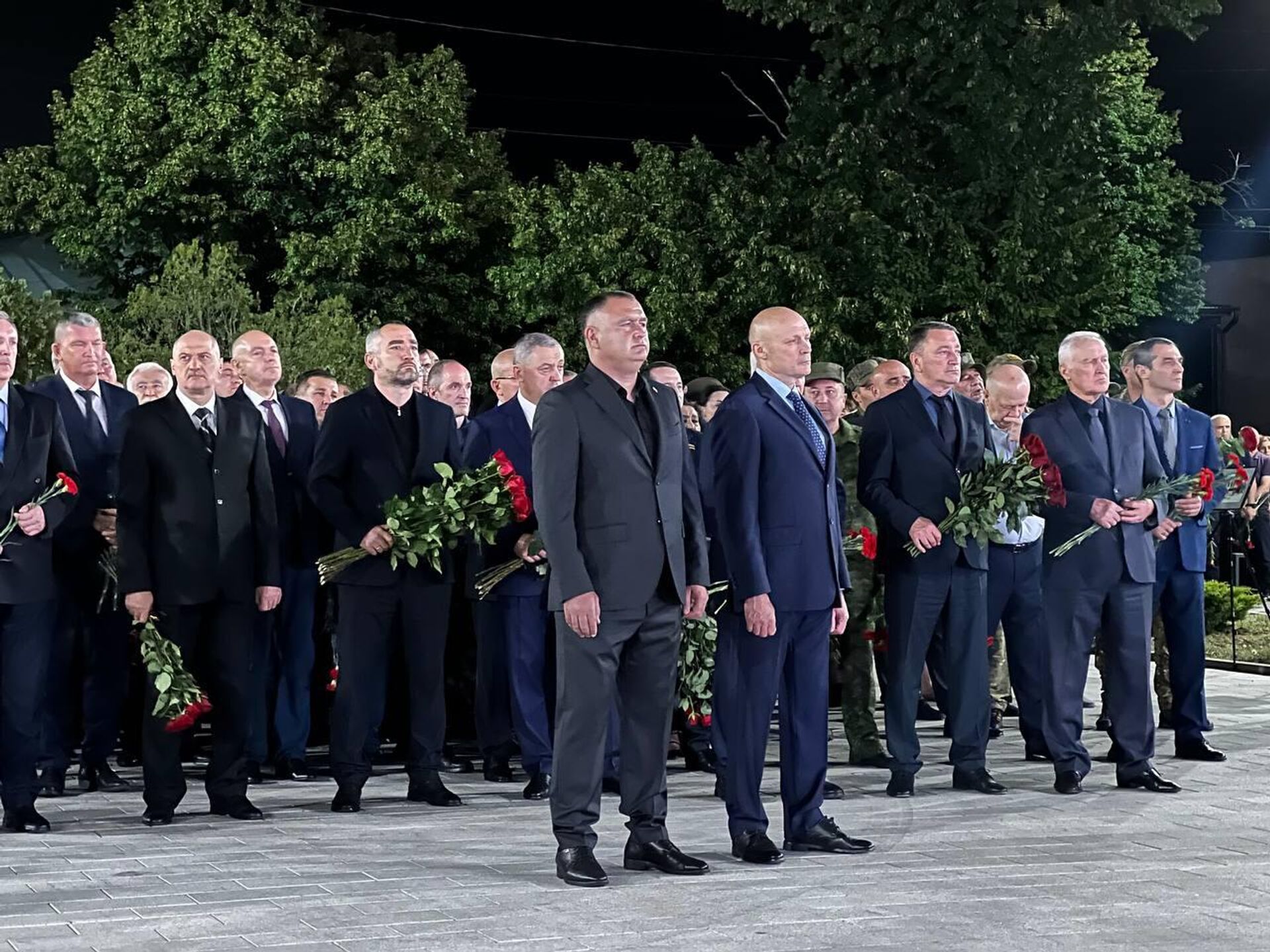 Церемония возложения цветов и венков у мемориального комплекса Защитникам Южной Осетии  - Sputnik Южная Осетия, 1920, 07.08.2025