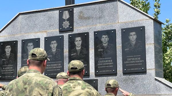 В Южной Осетии почтили память павших бойцов ОМОН в Пятидневной войне - Sputnik Южная Осетия