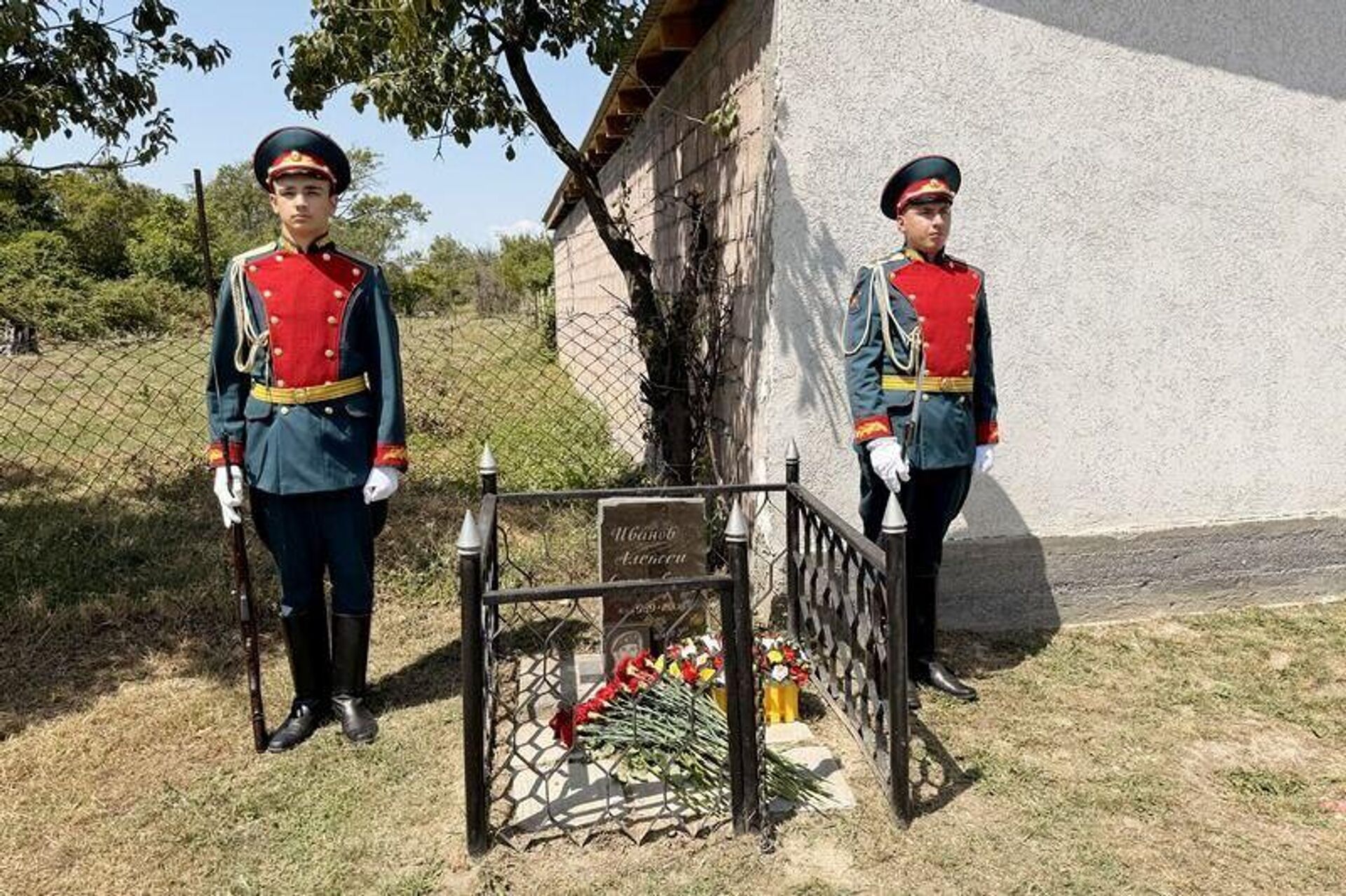 В Южной Осетии прошла церемония возложения цветов к памятнику Алексею Иванову  - Sputnik Южная Осетия, 1920, 08.08.2025