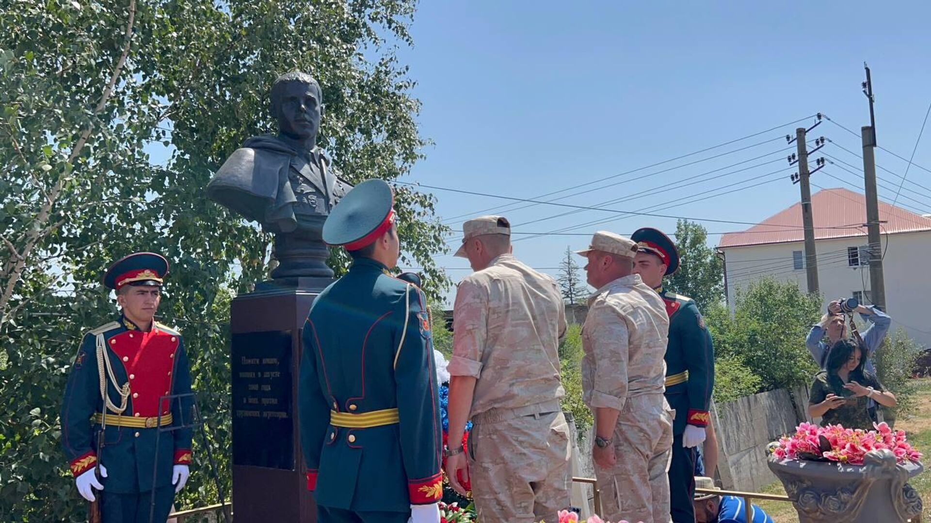 В Южной Осетии прошла церемония возложения цветов к памятнику Денису Ветчинову  - Sputnik Южная Осетия, 1920, 08.08.2025