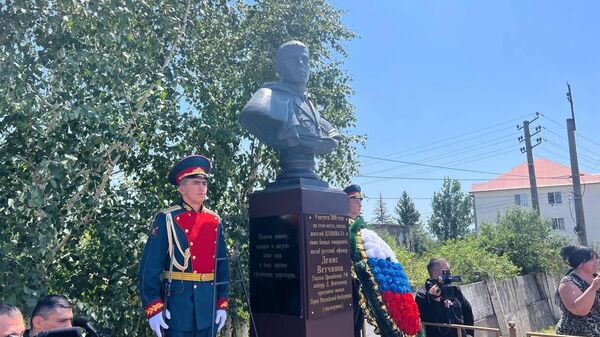 В Южной Осетии прошла церемония возложения цветов к памятнику Денису Ветчинову  - Sputnik Южная Осетия