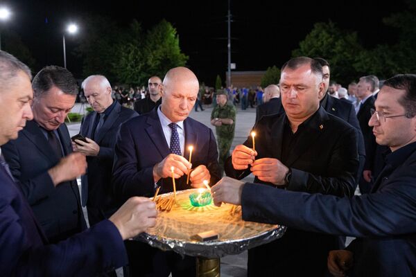 Церемония возложения цветов и венков у мемориального комплекса Защитникам Южной Осетии Церемония возложения цветов и венков у мемориального комплекса Защитникам Южной Осетии - Sputnik Южная Осетия