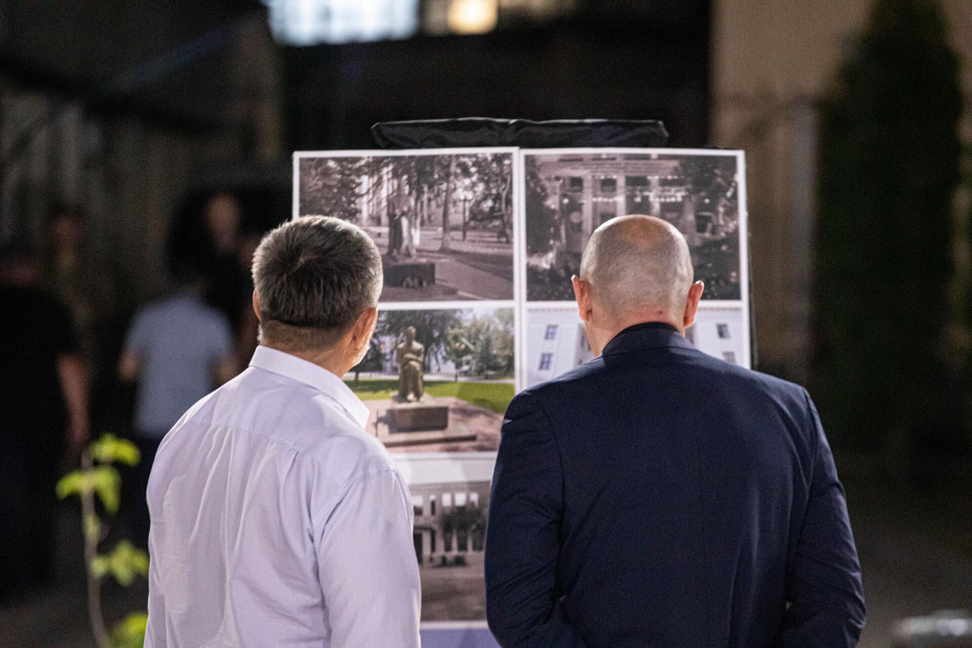 Церемония возложения цветов и венков у мемориального комплекса Защитникам Южной Осетии  - Sputnik Южная Осетия, 1920, 09.08.2025