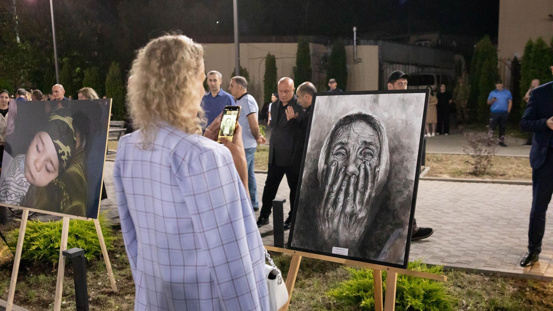 Церемония возложения цветов и венков у мемориального комплекса Защитникам Южной Осетии  - Sputnik Южная Осетия, 1920, 07.08.2025
