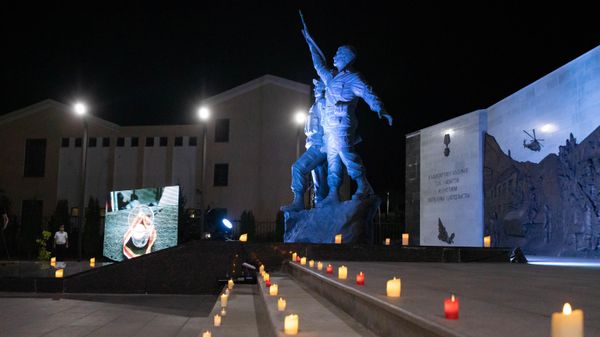 Церемония возложения цветов и венков у мемориального комплекса Защитникам Южной Осетии  - Sputnik Южная Осетия