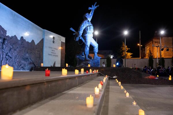 Церемония возложения цветов и венков у мемориального комплекса Защитникам Южной Осетии Церемония возложения цветов и венков у мемориального комплекса Защитникам Южной Осетии - Sputnik Южная Осетия