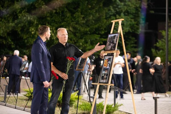 Церемония возложения цветов и венков у мемориального комплекса Защитникам Южной Осетии Церемония возложения цветов и венков у мемориального комплекса Защитникам Южной Осетии - Sputnik Южная Осетия