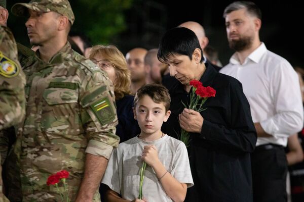 Церемония возложения цветов и венков у мемориального комплекса Защитникам Южной Осетии Церемония возложения цветов и венков у мемориального комплекса Защитникам Южной Осетии - Sputnik Южная Осетия