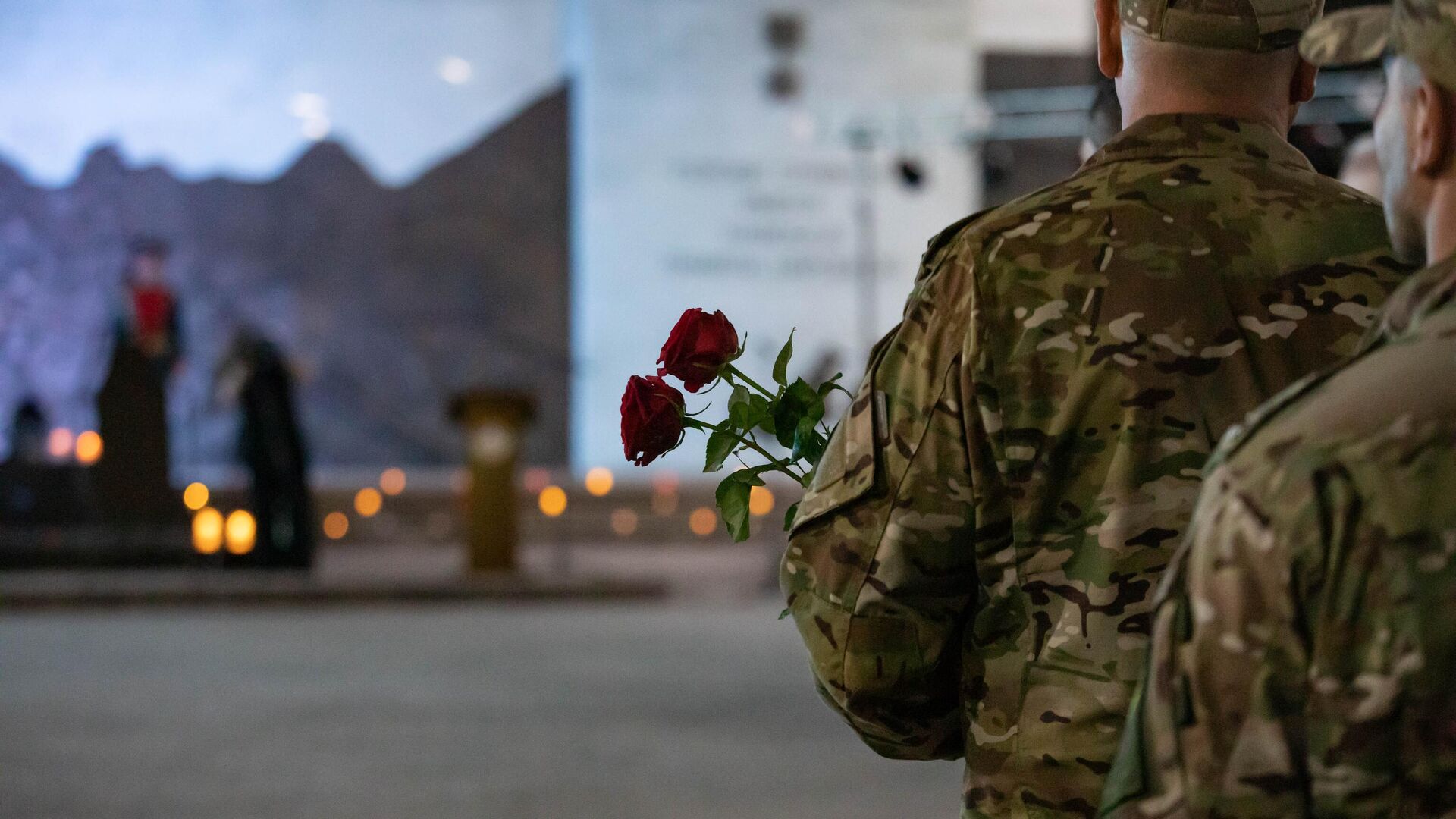 Церемония возложения цветов и венков у мемориального комплекса Защитникам Южной Осетии  - Sputnik Южная Осетия, 1920, 07.08.2025