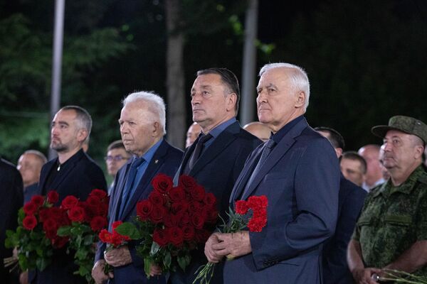 Церемония возложения цветов и венков у мемориального комплекса Защитникам Южной Осетии Церемония возложения цветов и венков у мемориального комплекса Защитникам Южной Осетии - Sputnik Южная Осетия