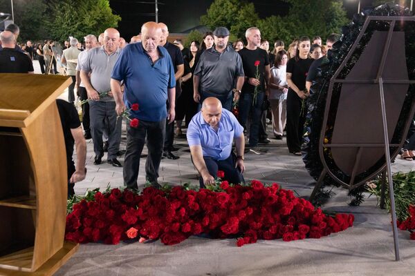 Церемония возложения цветов и венков у мемориального комплекса Защитникам Южной Осетии Церемония возложения цветов и венков у мемориального комплекса Защитникам Южной Осетии - Sputnik Южная Осетия