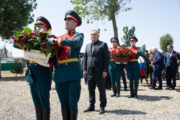 Церемония возложения цветов и венков к памятникам защитникам Южной Осетии погибшим в августе 2008 Церемония возложения цветов и венков к памятникам защитникам Южной Осетии погибшим в августе 2008 - Sputnik Южная Осетия
