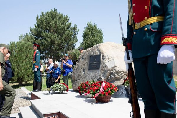Церемония возложения цветов и венков к памятникам защитникам Южной Осетии погибшим в августе 2008 Церемония возложения цветов и венков к памятникам защитникам Южной Осетии погибшим в августе 2008 - Sputnik Южная Осетия