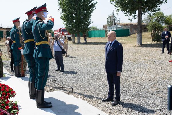 Церемония возложения цветов и венков к памятникам защитникам Южной Осетии погибшим в августе 2008 Церемония возложения цветов и венков к памятникам защитникам Южной Осетии погибшим в августе 2008 - Sputnik Южная Осетия