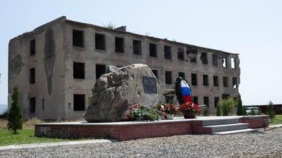 Церемония возложения цветов и венков к памятникам защитникам Южной Осетии погибшим в августе 2008
