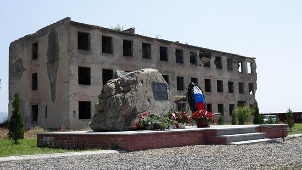 Церемония возложения цветов и венков к памятникам защитникам Южной Осетии погибшим в августе 2008 - Sputnik Южная Осетия