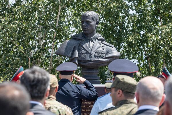 Церемония возложения цветов и венков к памятникам защитникам Южной Осетии погибшим в августе 2008 Церемония возложения цветов и венков к памятникам защитникам Южной Осетии погибшим в августе 2008 - Sputnik Южная Осетия