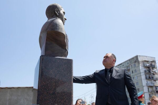 Церемония возложения цветов и венков к памятникам защитникам Южной Осетии погибшим в августе 2008 Церемония возложения цветов и венков к памятникам защитникам Южной Осетии погибшим в августе 2008 - Sputnik Южная Осетия