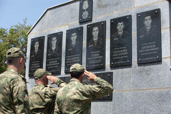 Церемония возложения цветов и венков к памятникам защитникам Южной Осетии погибшим в августе 2008 Церемония возложения цветов и венков к памятникам защитникам Южной Осетии погибшим в августе 2008 - Sputnik Южная Осетия