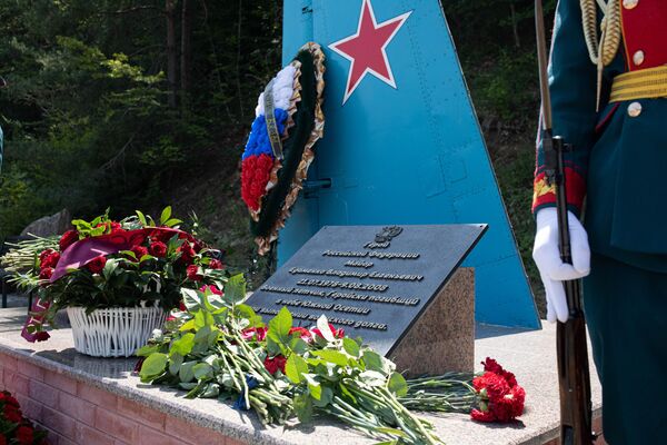 Церемония возложения цветов и венков к памятникам защитникам Южной Осетии погибшим в августе 2008 Церемония возложения цветов и венков к памятникам защитникам Южной Осетии погибшим в августе 2008 - Sputnik Южная Осетия