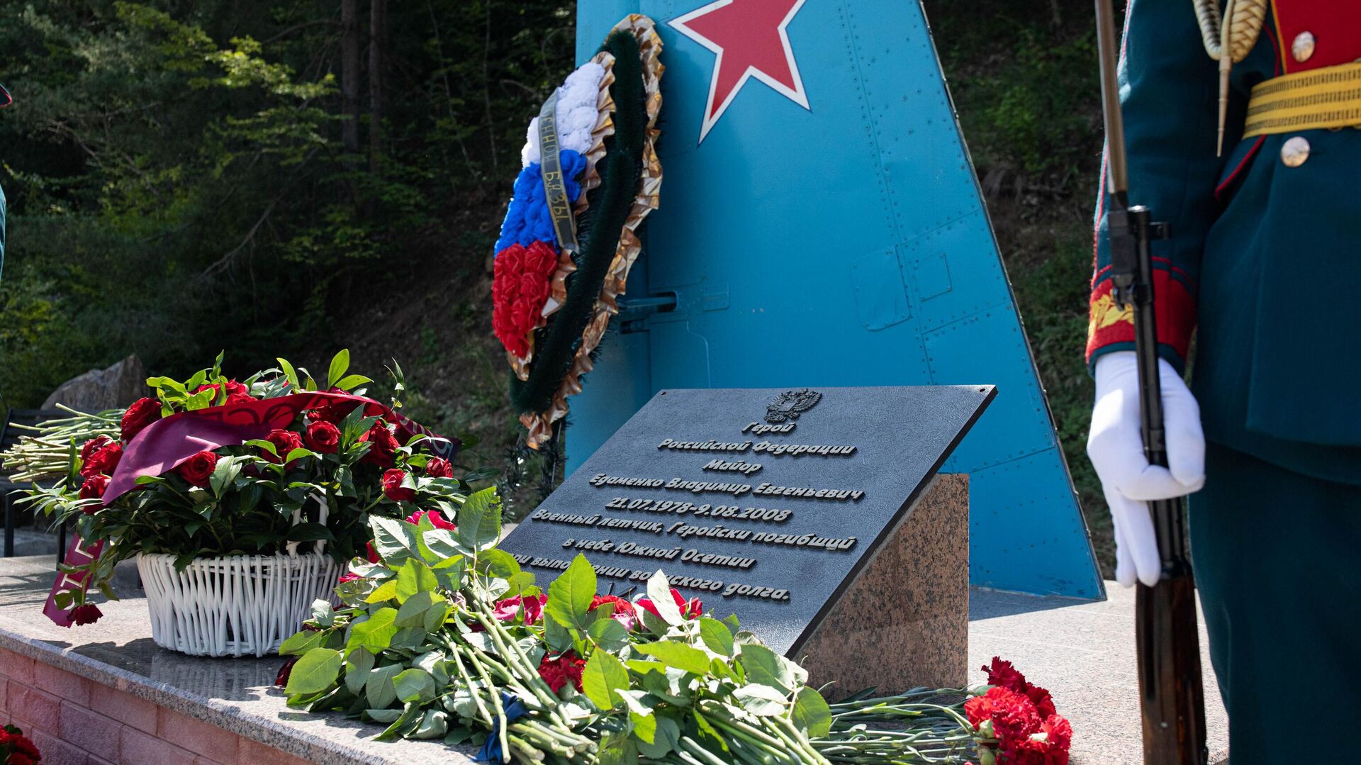 Церемония возложения цветов и венков к памятникам защитникам Южной Осетии погибшим в августе 2008 - Sputnik Южная Осетия, 1920, 08.08.2025