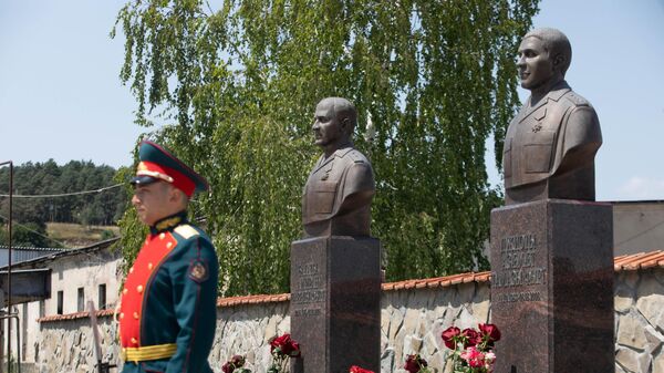 Церемония возложения цветов и венков к памятникам защитникам Южной Осетии погибшим в августе 2008 - Sputnik Южная Осетия