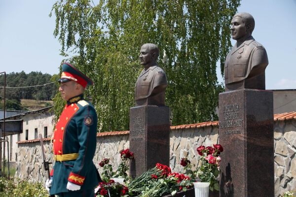 Церемония возложения цветов и венков к памятникам защитникам Южной Осетии погибшим в августе 2008 Церемония возложения цветов и венков к памятникам защитникам Южной Осетии погибшим в августе 2008 - Sputnik Южная Осетия