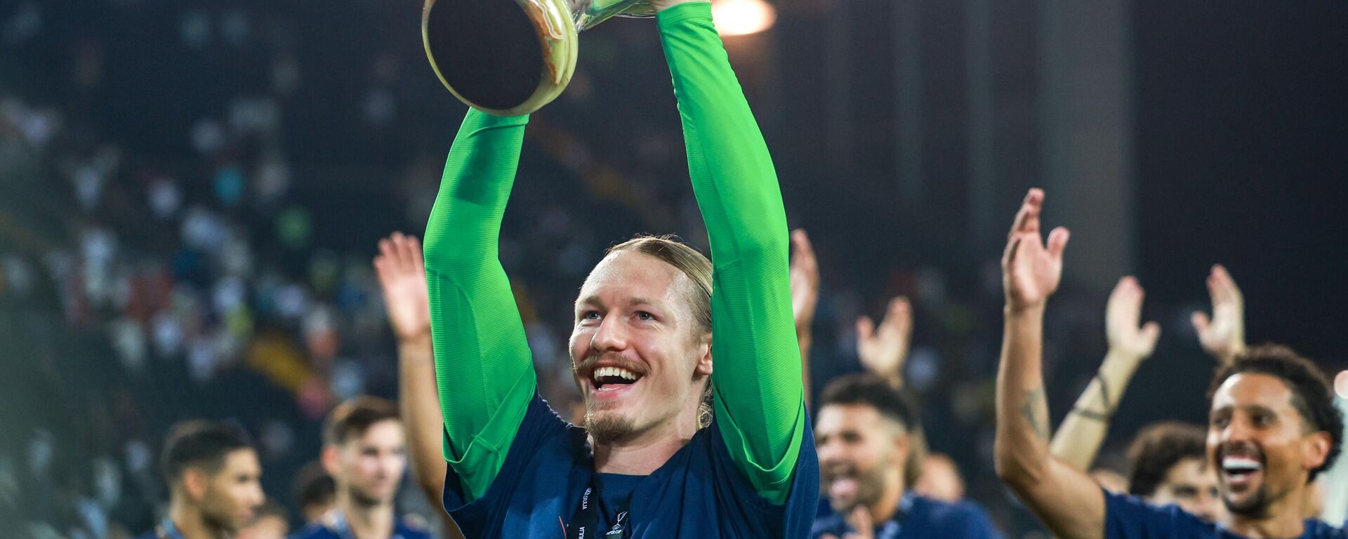 Вратарь Матвей Сафонов (ПСЖ) после победы в матче финала Суперкубка УЕФА - Sputnik Южная Осетия, 1920, 14.08.2025