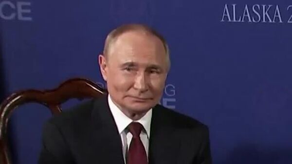 Так президент России Владимир Путин отреагировал на попытки журналистов перекричать друг друга на саммите в Анкоридже на Аляске - Sputnik Южная Осетия