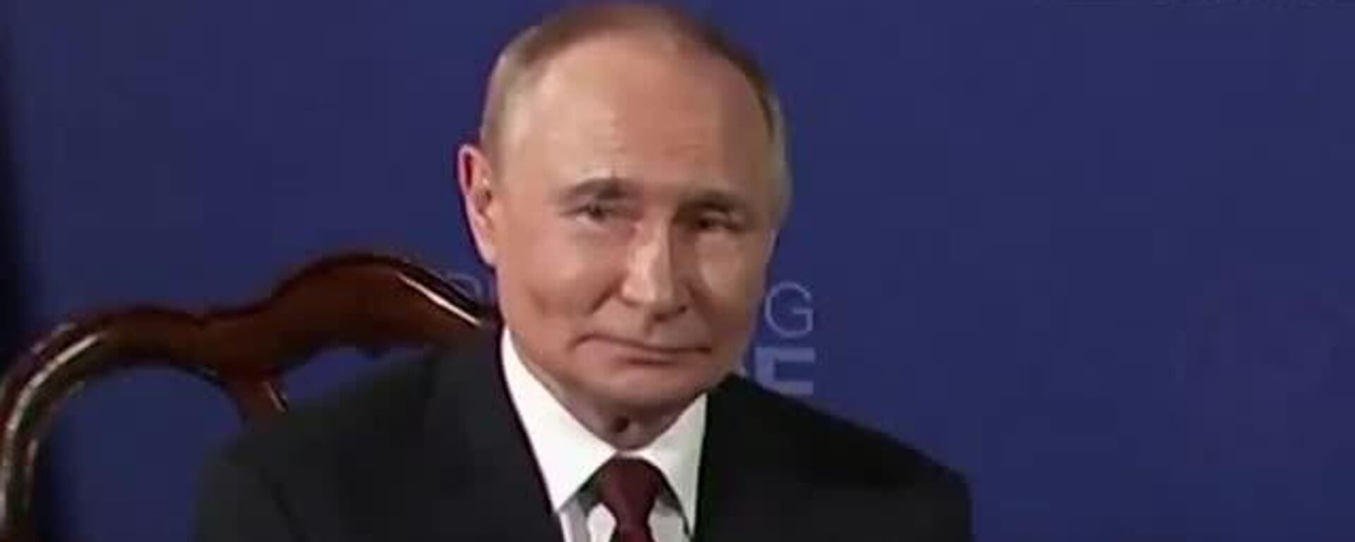 Так президент России Владимир Путин отреагировал на попытки журналистов перекричать друг друга на саммите в Анкоридже на Аляске - Sputnik Южная Осетия, 1920, 16.08.2025