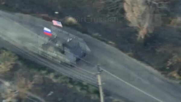 Российские военные под флагами РФ и США штурмовали позиции ВСУ в Запорожской области на трофейном американском БТР M113, видео из репортажа RT на русском - Sputnik Южная Осетия