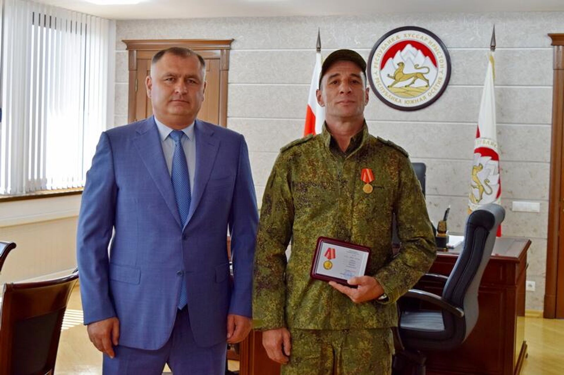 Президент Алан Гаглоев наградил участника специальной военной операции Дмитрия Алборова медалью Защитнику Отечества  - Sputnik Южная Осетия, 1920, 22.08.2025