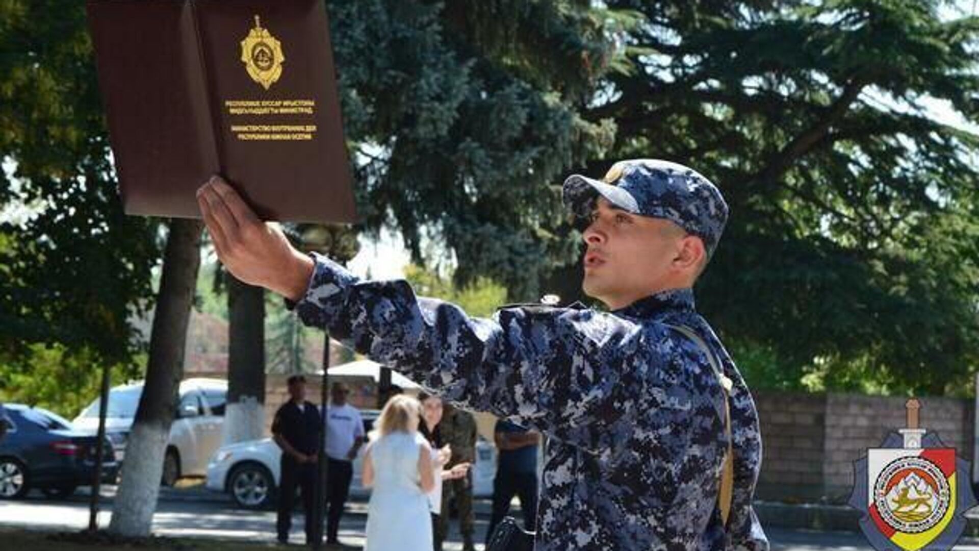 В Цхинвале на Аллее Славы у Вечного огня в пятницу прошла торжественная церемония принятия присяги курсантами образовательных учреждений МВД России В Цхинвале на Аллее Славы у Вечного огня в пятницу прошла торжественная церемония принятия присяги курсантами образовательных учреждений МВД России - Sputnik Южная Осетия, 1920, 22.08.2025