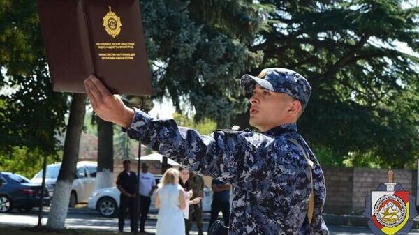 В Цхинвале на Аллее Славы у Вечного огня в пятницу прошла торжественная церемония принятия присяги курсантами образовательных учреждений МВД России - Sputnik Южная Осетия