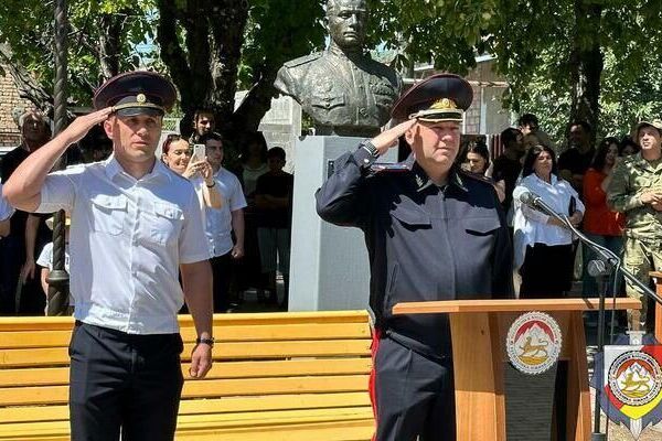 В Цхинвале на Аллее Славы у Вечного огня в пятницу прошла торжественная церемония принятия присяги курсантами образовательных учреждений МВД России В Цхинвале на Аллее Славы у Вечного огня в пятницу прошла торжественная церемония принятия присяги курсантами образовательных учреждений МВД России - Sputnik Южная Осетия