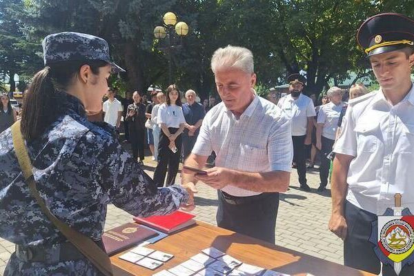 В Цхинвале на Аллее Славы у Вечного огня в пятницу прошла торжественная церемония принятия присяги курсантами образовательных учреждений МВД России В Цхинвале на Аллее Славы у Вечного огня в пятницу прошла торжественная церемония принятия присяги курсантами образовательных учреждений МВД России - Sputnik Южная Осетия