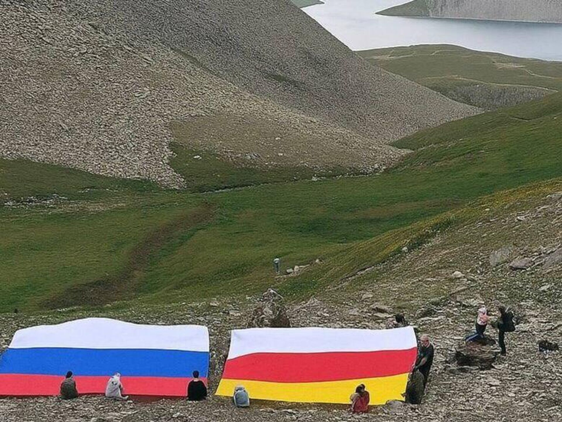 В честь Дня независимости Южной Осетии ЮДП Барс пограничного управления совершили восхождение на Кельское озеро - Sputnik Южная Осетия, 1920, 26.08.2025