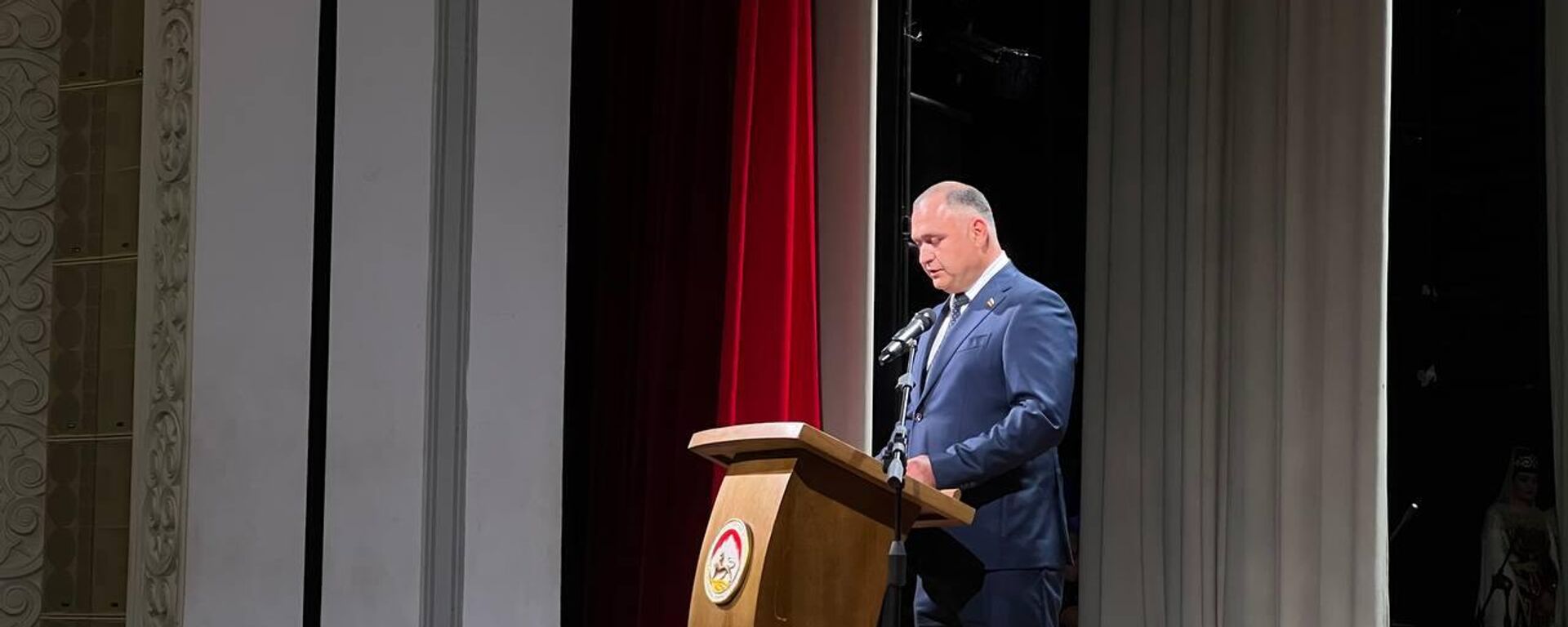 Президент РЮО Алан Гаглоев выступает на торжественном собрании, посвященном признанию республики Россией  - Sputnik Южная Осетия, 1920, 26.08.2025