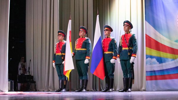 Торжественное собрание представителей общественности Республики Южная Осетия посвященное 17-летию признания независимости Южной Осетии - Sputnik Южная Осетия