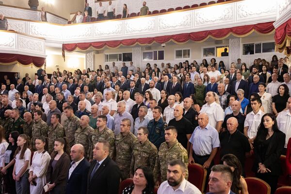 Торжественное собрание представителей общественности Республики Южная Осетия посвященное 17-летию признания независимости Южной Осетии - Sputnik Южная Осетия