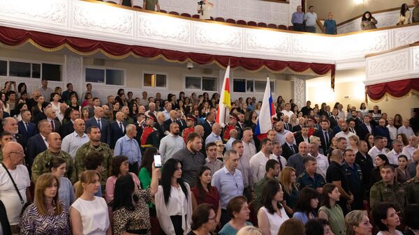 Торжественное собрание представителей общественности Республики Южная Осетия посвященное 17-летию признания независимости Южной Осетии - Sputnik Хуссар Ирыстон