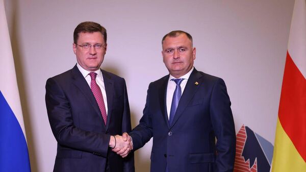 Вице-премьер РФ Александр Новак (слева) и президент РЮО Алан Гаглоев. Архивное фото  - Sputnik Южная Осетия