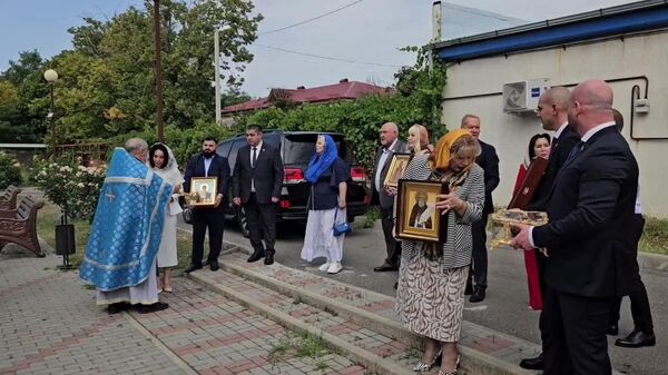 Делегация Мосгордумы преподнесла храму Пресвятой Троицы церковные реликвии и уникальные святыни - Sputnik Южная Осетия