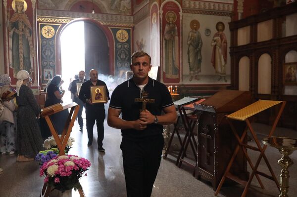 Делегация Мосгордумы преподнесла храму Пресвятой Троицы в Цхинвале церковные реликвии Делегация Мосгордумы преподнесла храму Пресвятой Троицы в Цхинвале церковные реликвии - Sputnik Южная Осетия