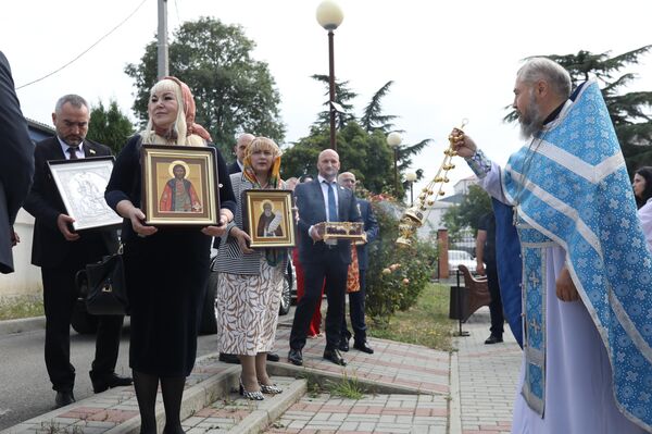 Делегация Мосгордумы преподнесла храму Пресвятой Троицы в Цхинвале церковные реликвии Делегация Мосгордумы преподнесла храму Пресвятой Троицы в Цхинвале церковные реликвии - Sputnik Южная Осетия
